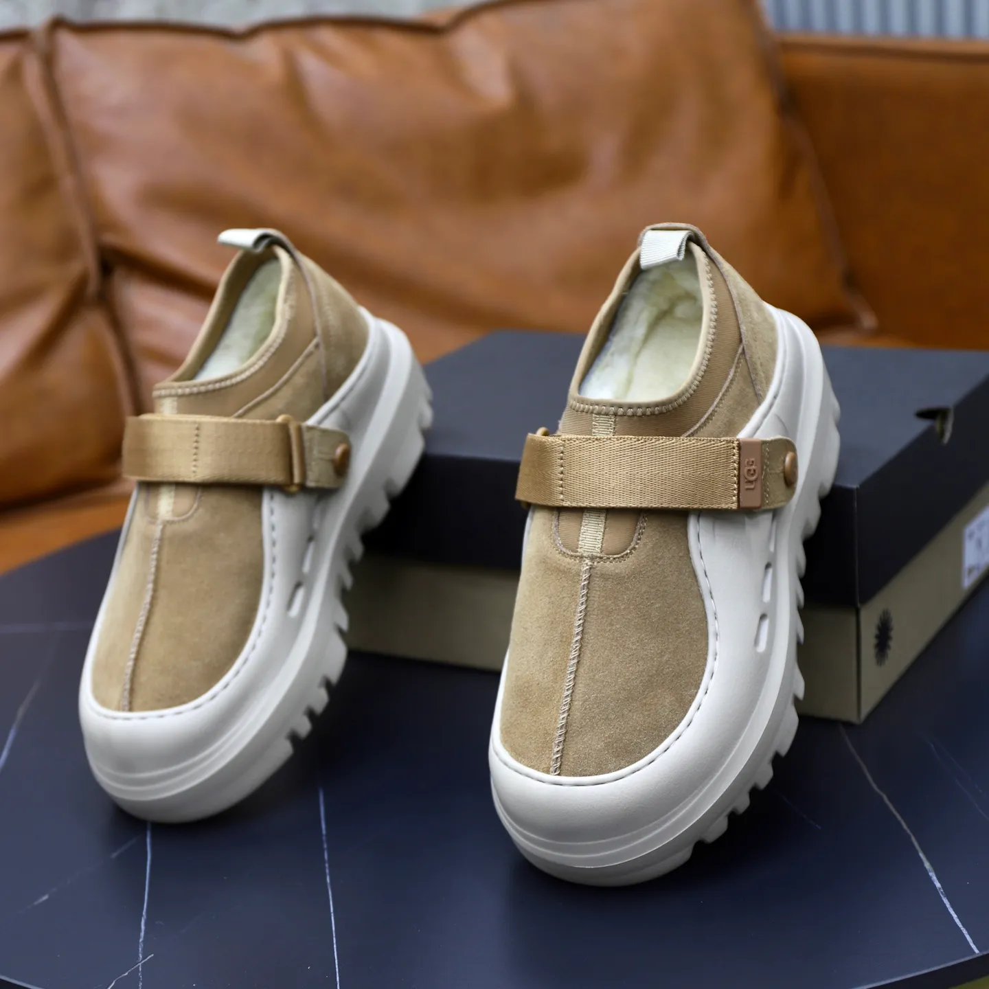 Ex-factory price: 580 for couples👫💰Thick wool imported from Australia Brand: UGG genuine purchasing agent Size: 35-45 (45 customized) Grade: Official website 1:1 Material: First layer of genuine leather waterproof and antifreeze upper Real wool lining Original non-slip and wear-resistant outsole Style category: Men's casual shoes Trendy style Comfortable on the feet Color: Official website color synchronization